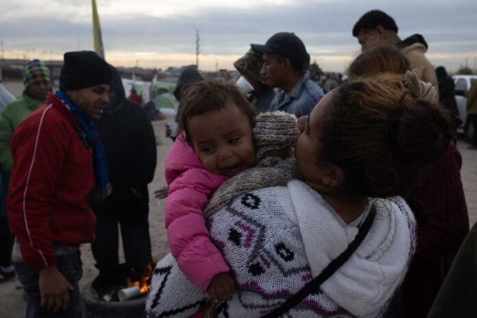 Juarez,,Mexico,,11-11-2022:,Woman,Tries,To,Reassure,Her,Daughter,In