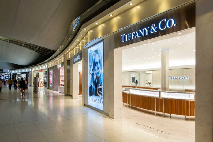 1779109064 featured image Thief Swallows $769,500 Tiffany Earrings in Bold Jewelry Heist
