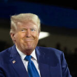 Trump’s Hilarious Note Error Captured on Video Trump's Hilarious Note Error Captured on Video